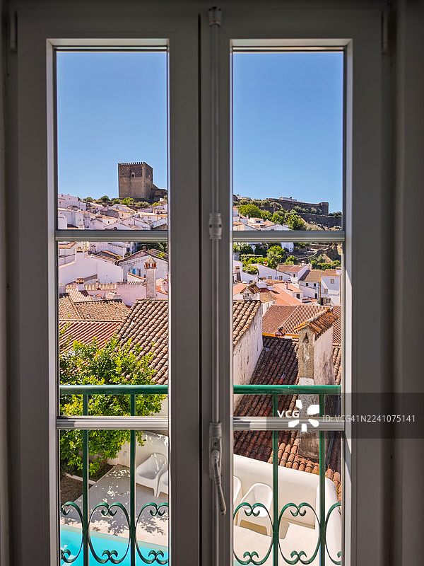 从窗户看到的葡萄牙历史悠久的城堡村庄的全景，维德城堡，葡萄牙，市中心图片素材