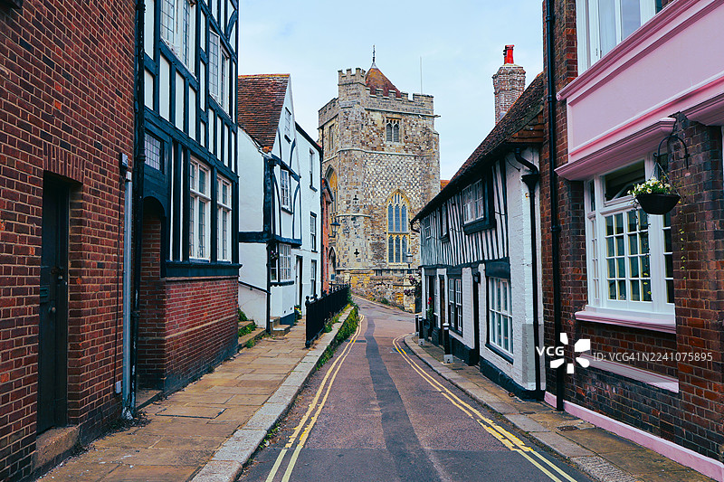 迷人的欧洲城市历史街区，背景有古老建筑和教堂塔楼，黑斯廷斯，英国，UK图片素材