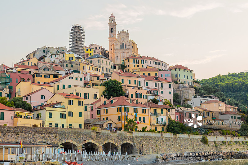 意大利切尔沃迷人的彩色山坡村庄，历史悠久的教堂俯瞰着利古里亚海。图片素材
