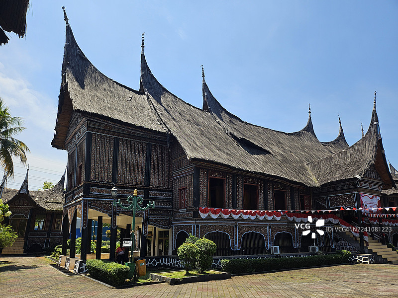 印度尼西亚的传统民丹卡保建筑，背景为晴朗的蓝天，展示了文化遗产和精美的细节，印度尼西亚图片素材