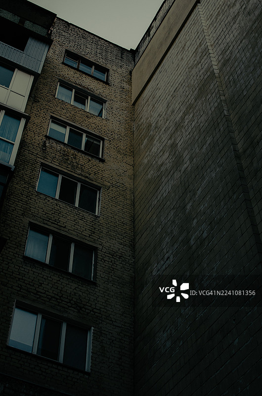 乌克兰，低角度拍摄的旧砖砌公寓楼，背景是灰色的天空图片素材