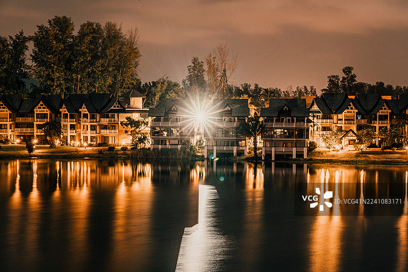 夜景，泰国考拉，河边的房屋，倒影和星光效果图片素材