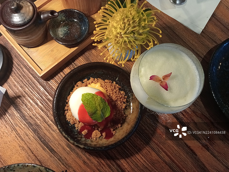 木桌上美味甜点和饮品的俯视视角图片素材