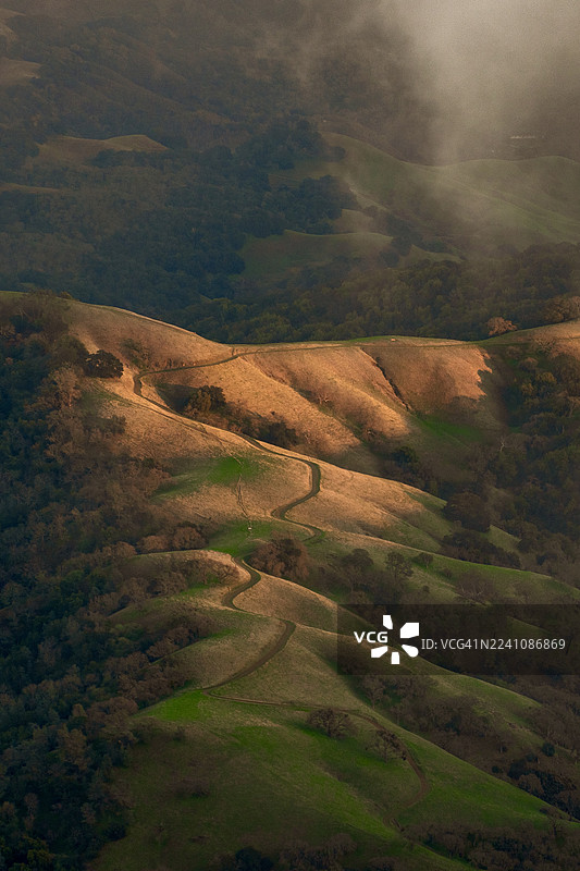 日落时分，高角度俯视连绵起伏的山丘上蜿蜒的小径，地点：美国加利福尼亚州丹维尔的迪亚布罗山州立公园，克莱顿。图片素材