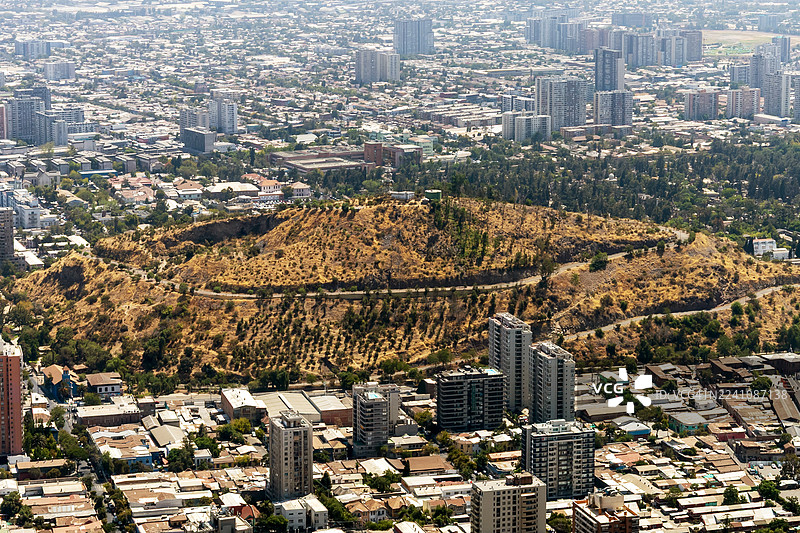 智利，高角度俯瞰繁华都市，可见住宅楼和干旱山丘图片素材