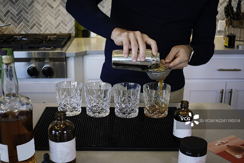 男人将鸡尾酒倒入杯中图片素材