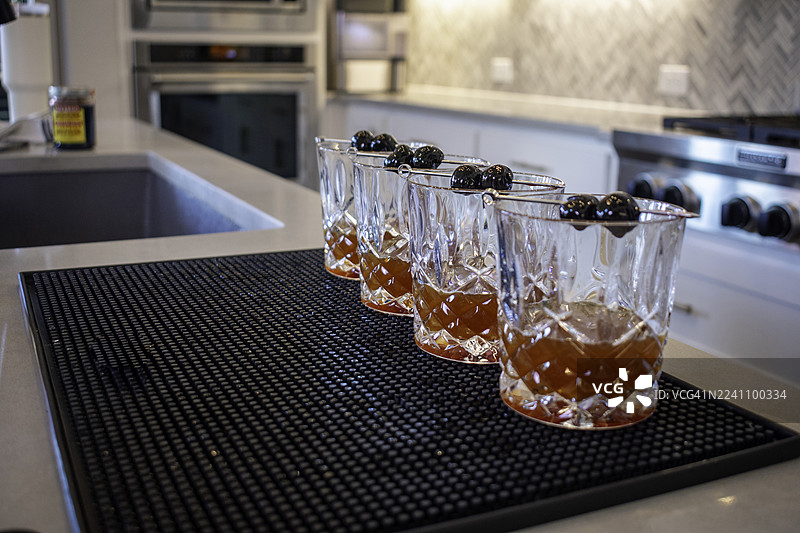 四个制作完成的鸡尾酒摆放在家用厨房的台面上图片素材