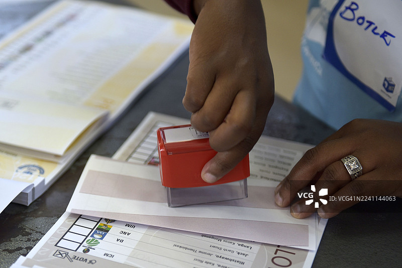 在投票站盖章投票图片素材
