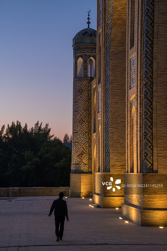 塔什干库卡尔达什神学院的辉煌灯光图片素材