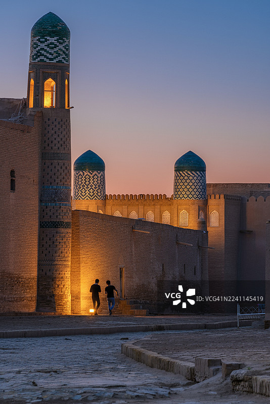 希瓦古城墙边的暮色漫步图片素材