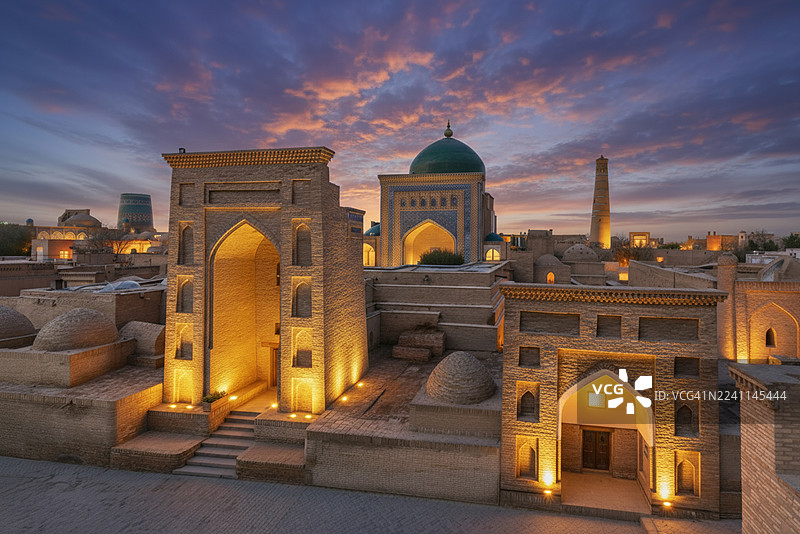 希瓦古城上空的黄金时刻图片素材