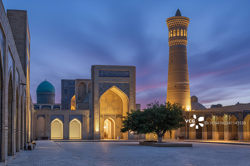 布哈拉卡扬建筑群的暮光宁静图片素材