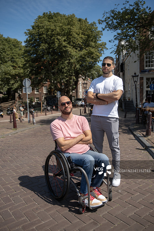 一名残障帅哥与他哥哥在阿姆斯特丹的城市观光之旅中的肖像照图片素材