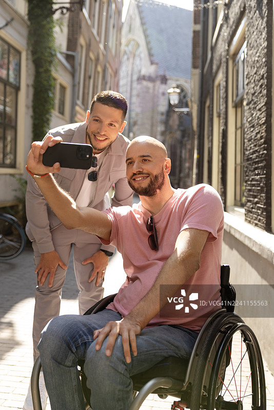 残疾帅哥与哥哥在阿姆斯特丹的城市观光之旅肖像图片素材