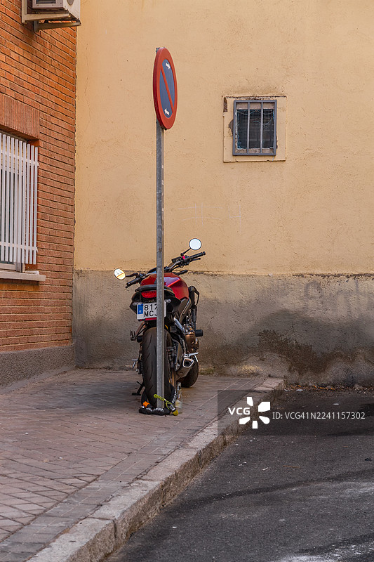 一辆摩托车停在街角图片素材