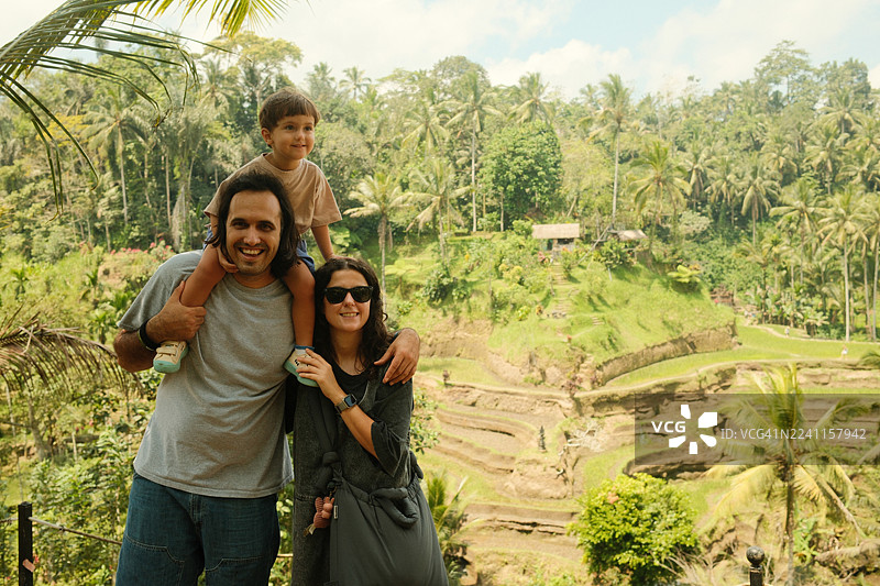 一家人在巴厘岛德格拉朗梯田度假，享受美好时光。图片素材