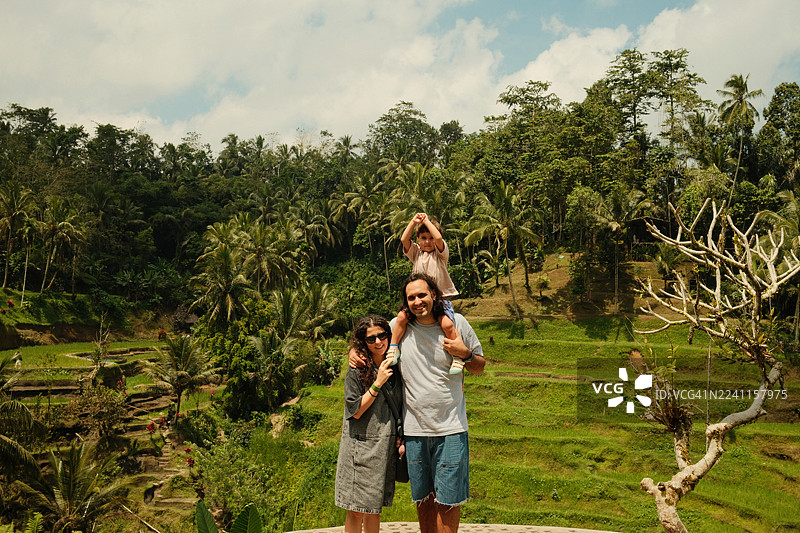 一家人在巴厘岛德格拉朗梯田度假，享受悠闲时光。图片素材