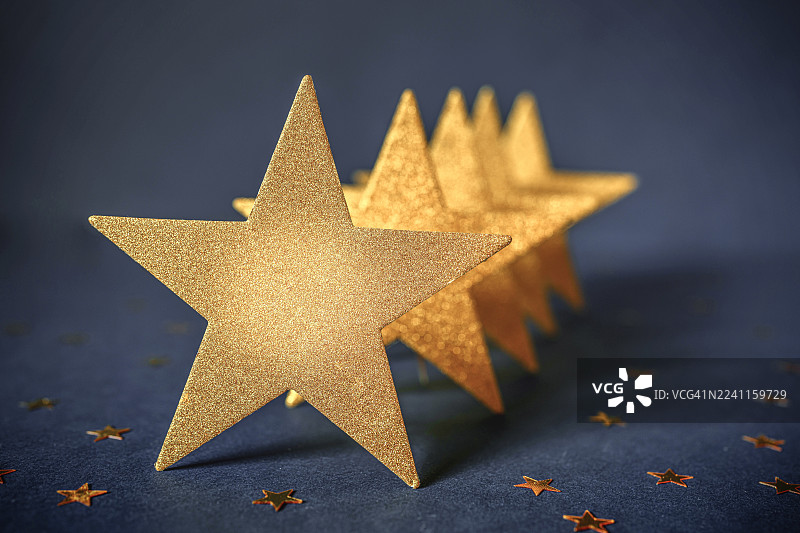 金色五角星，成功象征，五角星形状，专业知识，成就，奖励，竞赛，客户体验，客户反馈，顾客给出五星好评，金色五角星，卓越概念。图片素材