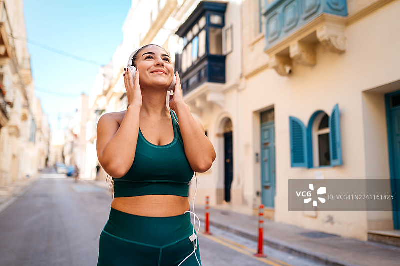 城市环境中的女性跑步图片素材