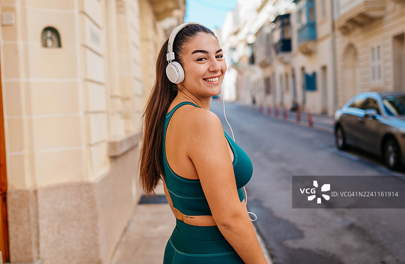 身穿运动服的女性在户外跑步图片素材