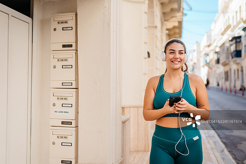 女性在城市中奔跑图片素材