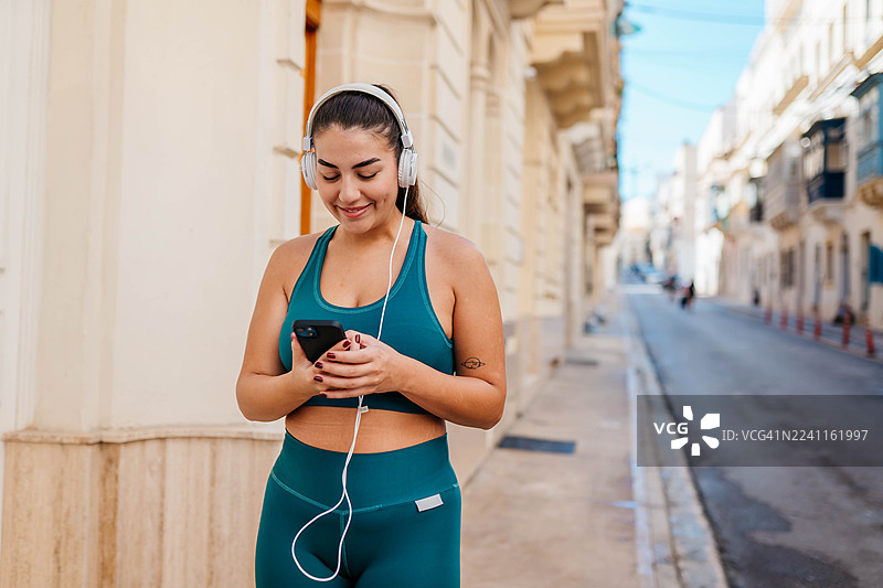 女性在城市中跑步图片素材