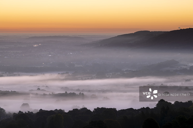 英国西约克郡伯利荒原的黎明景色，远眺沃夫代尔山谷，奥特利切文山在远方。图片素材