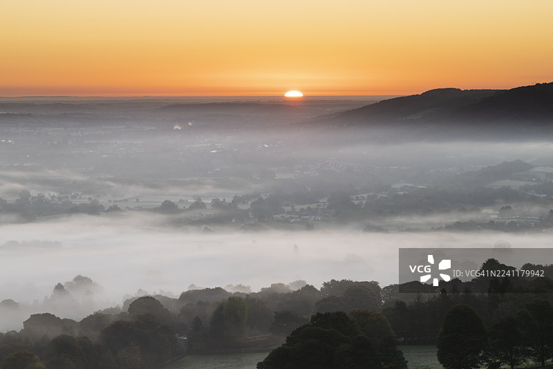 英国西约克郡，伯利穆尔的日出景观，远眺沃夫代尔山谷，奥特利切文在远方图片素材
