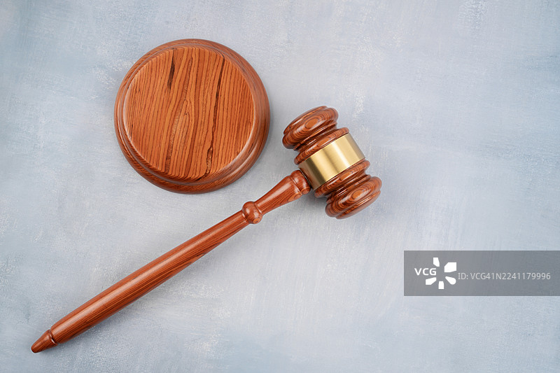 木桌上的法官木槌，带有留白位置。俯视角度。图片素材