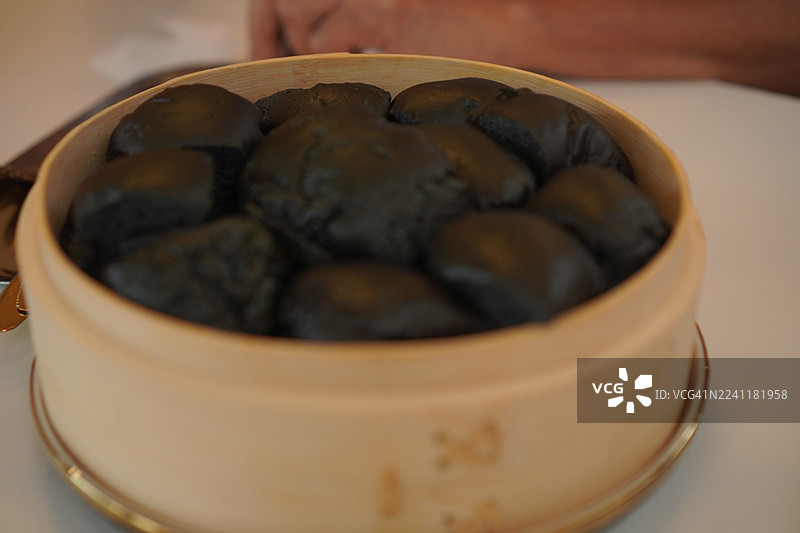 烤面包配香兰蛋奶冻图片素材