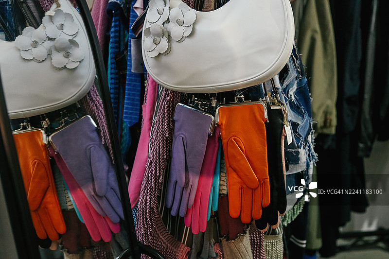 创意多彩钱包，看起来像街头二手市场的时尚皮手套图片素材