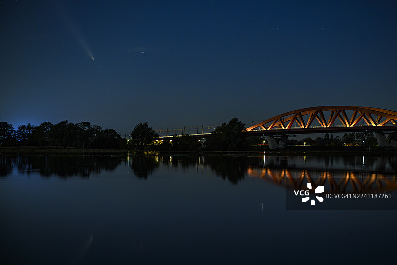 夜空中彗星C/2023 A3，又称“紫金山-ATLAS”图片素材