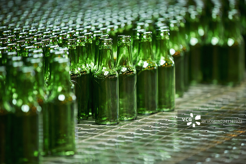 工厂桌上的绿色瓶子图片素材