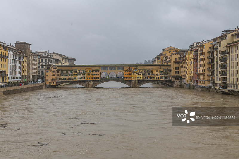 佛罗伦萨，洪水泛滥的阿尔诺河图片素材