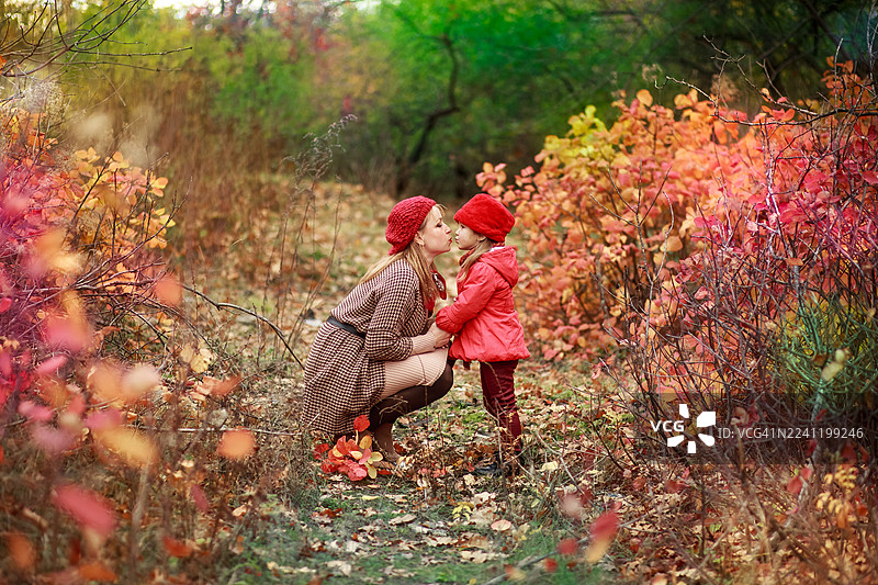 母女秋日红贝雷帽散步图片素材