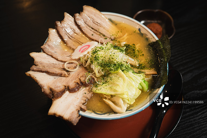 日式豚骨叉烧拉面（日式叉烧是腌制红烧五花肉）图片素材