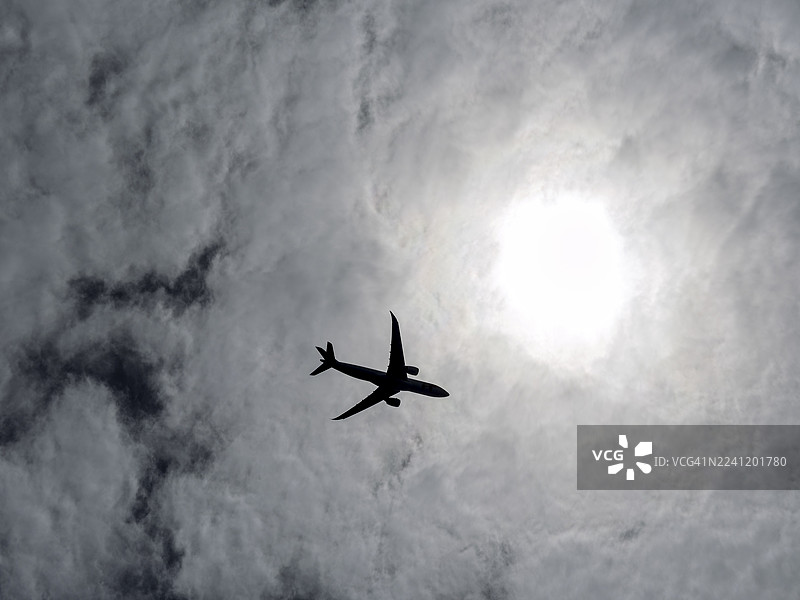 空中客车A320民航客机在云层中飞行的剪影。图片素材