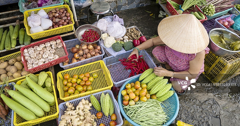 越南妇女在芹苴售卖蔬菜图片素材