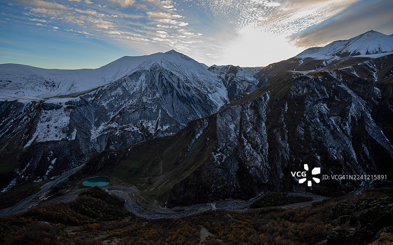 格鲁吉亚古达乌里地区雄伟的高加索山脉展现出史诗般、白雪皑皑的美景。图片素材