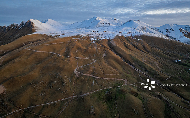 格鲁吉亚高加索山脉的古达乌里滑雪胜地在壮丽的日出中苏醒。图片素材