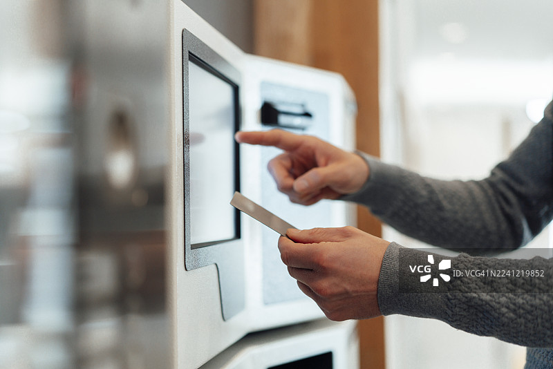 男子使用ATM机图片素材