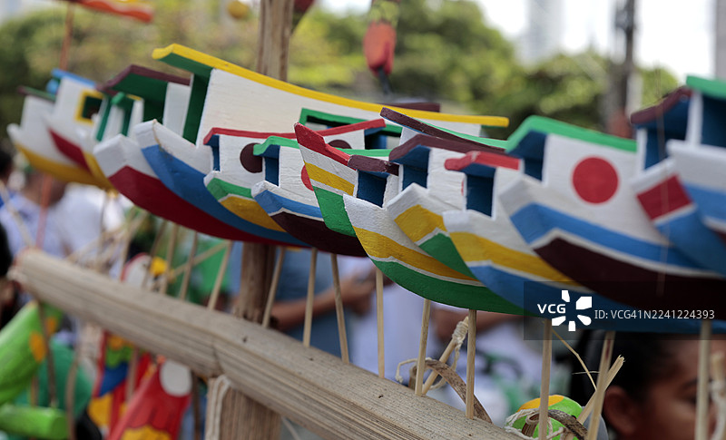 拿撒勒圣母节庆典——展销的传统玩具图片素材