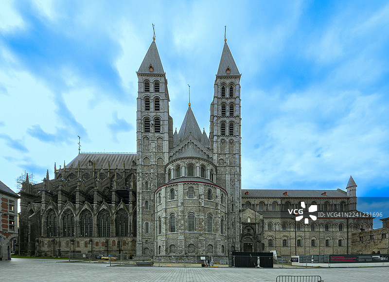 比利时瓦隆大区图尔奈(多尔尼克)一座宏伟壮观的罗马式图尔奈大教堂(“图尔奈圣母大教堂”)的罕见全身视角,具有标志性的钟楼。图片素材