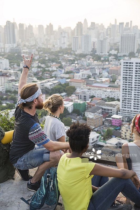 朋友们在屋顶欣赏城市景观图片素材
