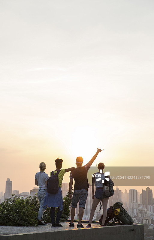 朋友们在屋顶欣赏日落美景图片素材