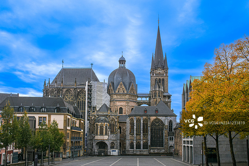 德国亚琛，北莱茵-威斯特法伦州，亚琛大教堂（又称“皇帝大教堂”）雄伟的八角形穹顶，装饰有金色的中世纪马赛克和高耸的尖塔图片素材