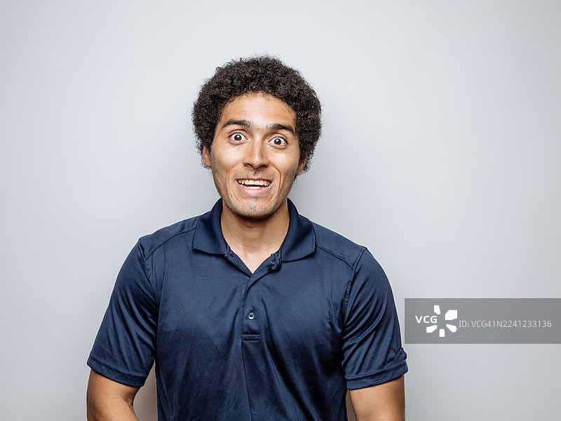 眼神狂野疯狂的混血Z世代男性图片素材