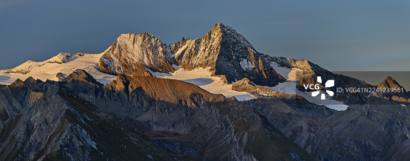 奥地利霍赫陶恩国家公园蒂罗尔雪山全景图片素材