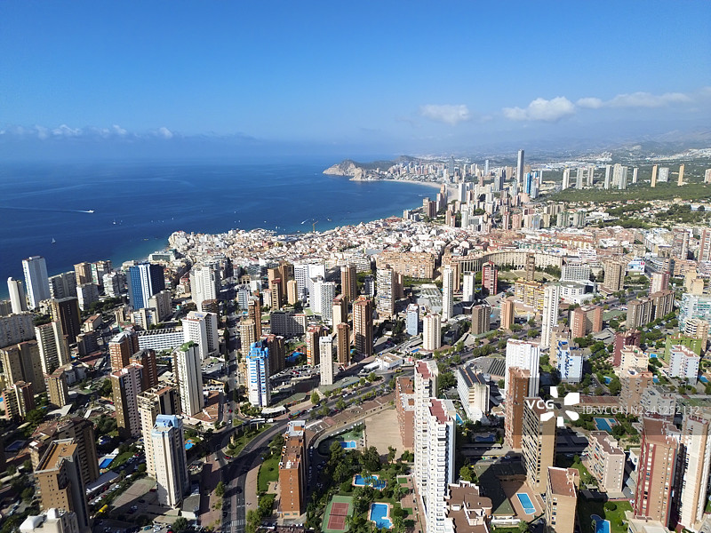 从空中俯瞰贝尼多姆市景和地中海海岸线图片素材