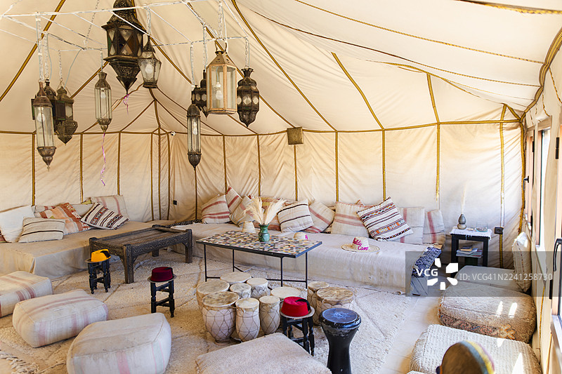 奢华的摩洛哥海玛帐篷内部，带有波西米亚风格装饰和舒适的休息区图片素材